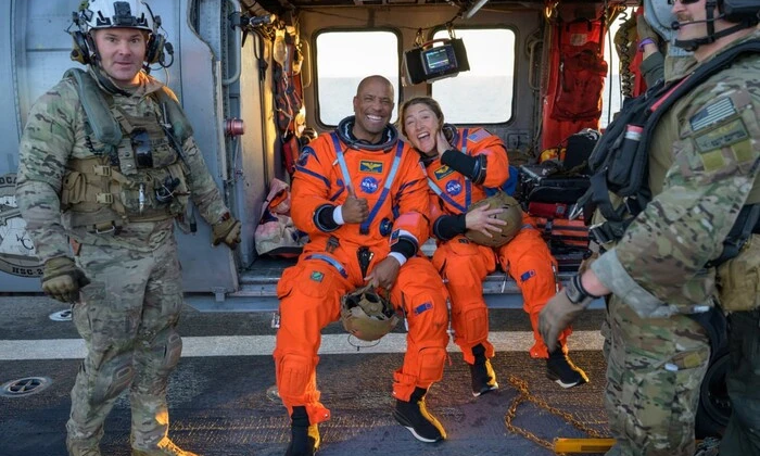 Капсула Orion с астронавтами в океане
