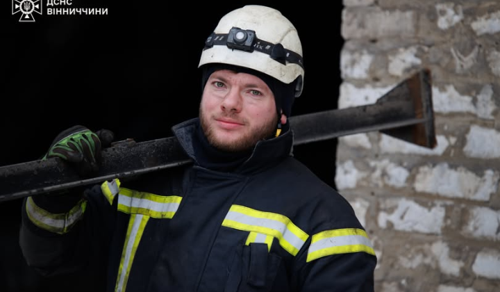 Рятувальники у Вінниці розбирають завали після обстрілів