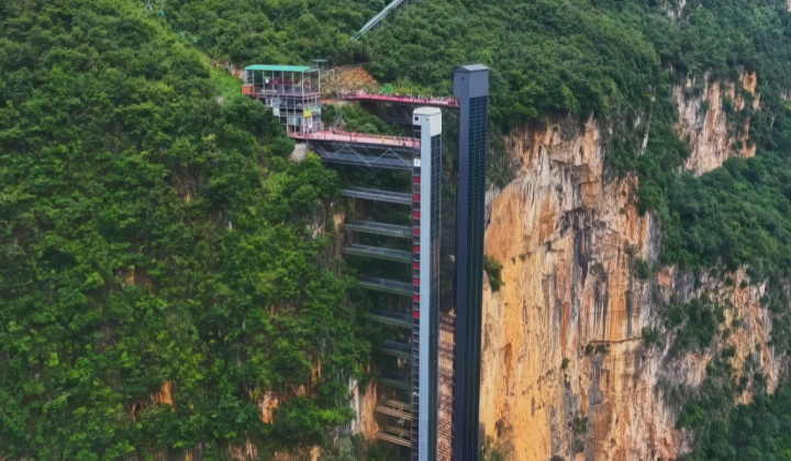 Glass elevator in China shortens the way to school