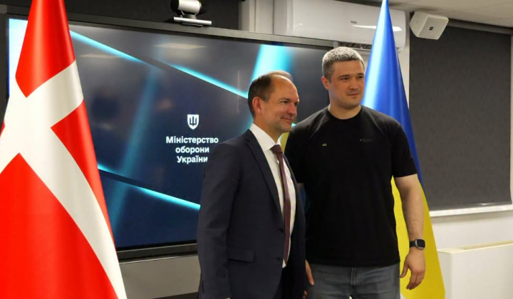 Дві літаки-дronи на фоні прапорів України та Данії