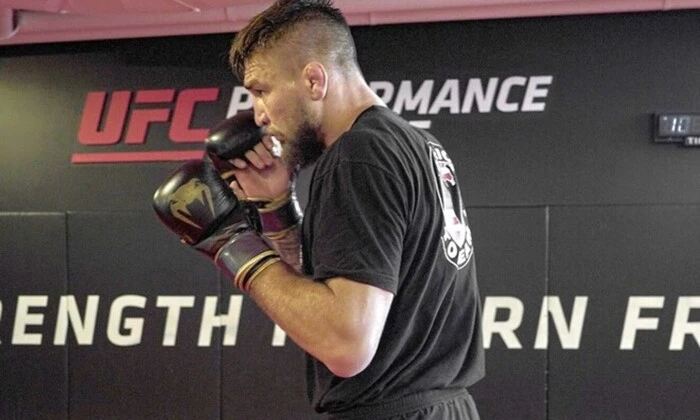 Амосов увійшов до топ-15 UFC