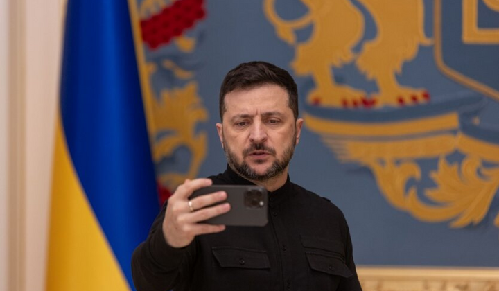Zelensky against the backdrop of the front line