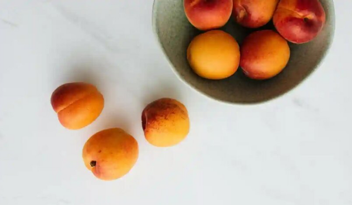 Персики та сливи на ринку