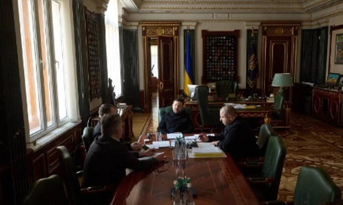 Зеленський слухає звіт про переговори в США