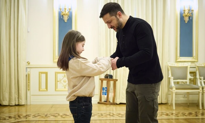 Зеленський отримує Вифлеємський вогонь миру