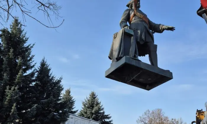 Демонтований пам'ятник Петру І