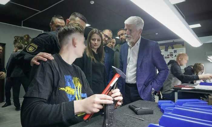 Президент Чехії оглядає виробництво Bren-2