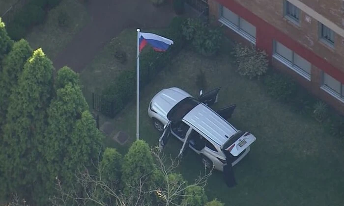 Авто врізалося у ворота російського консульства в Сіднеї