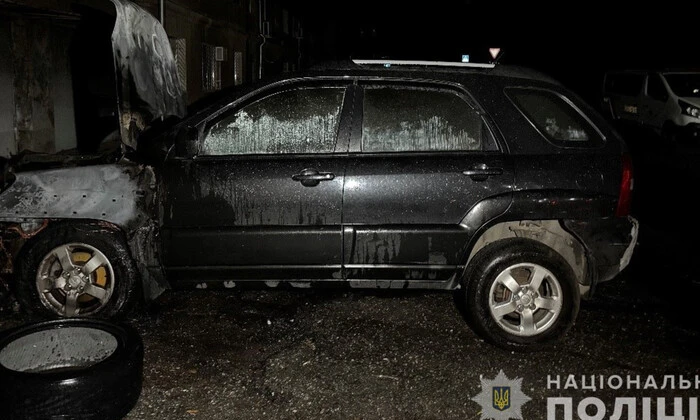 Затримані дівчата на фоні автомобіля