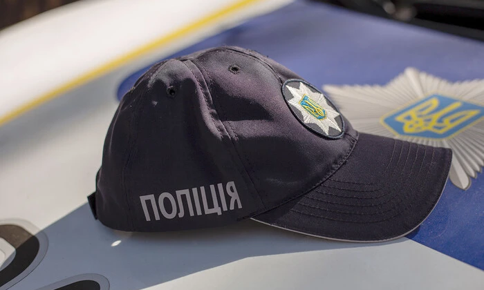 Безробітний у поліцейській формі на заправці