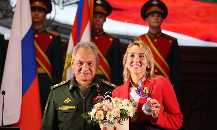 Російська екстенісистка має проблеми з авіасполученням