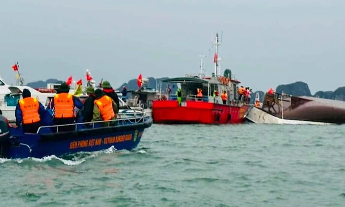 Туристичний човен у Вʼєтнамі