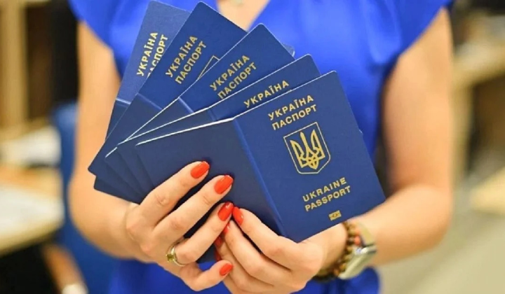 Два чинні закордонні паспорти