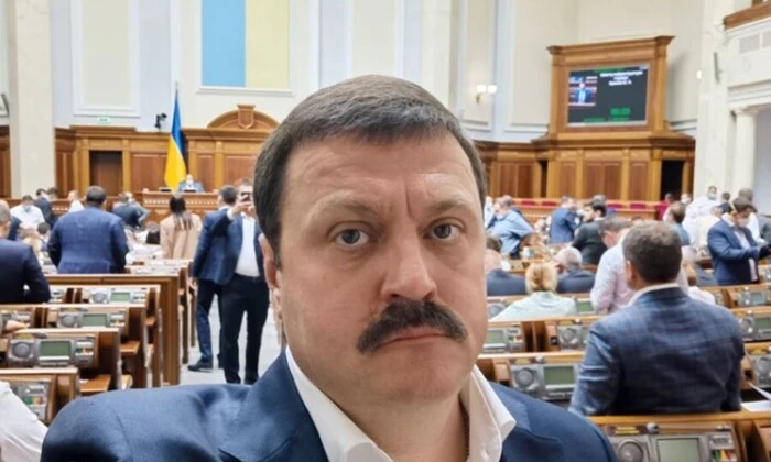 Derkach escorted by GRU employees in Russia