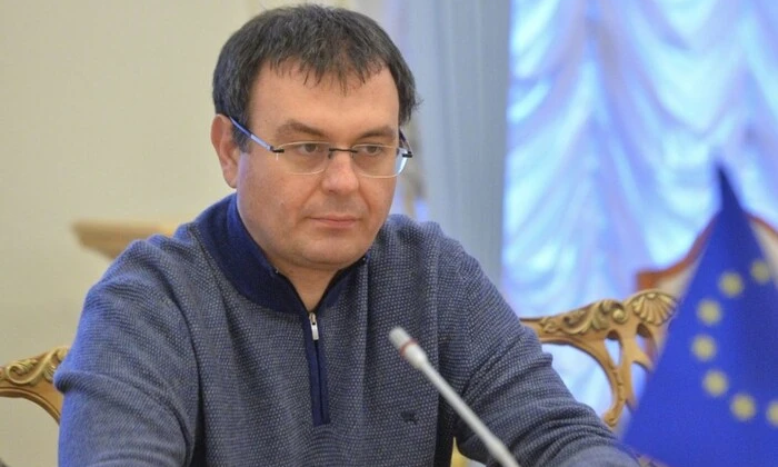 Логотип ЕС на фоне украинского флага