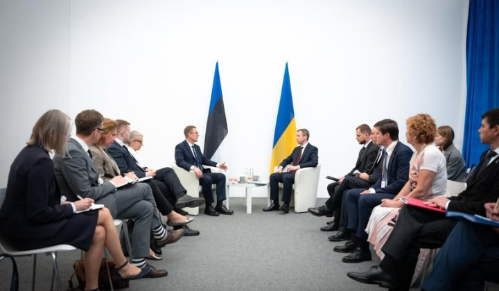 Президенти України та Естонії у глядачі