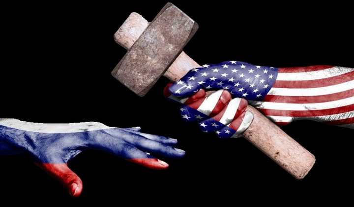 Зображення американського долара та російського флага