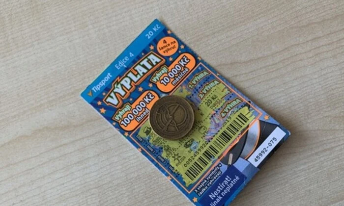 Злодійка з касою лотерейних квитків