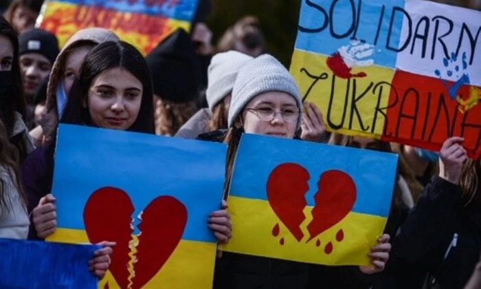 Молодь на фотографії, виїзд через війну