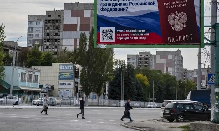 Білборди зображують Путіна та заборону українських свят