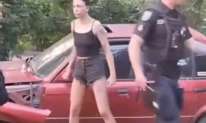П'яна жінка за кермом BMW