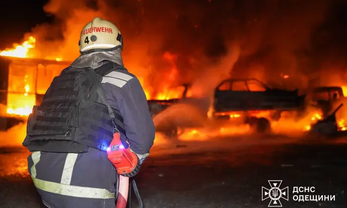 РФ вдарила по Одесі: загинула людина, знищено автомобілі
