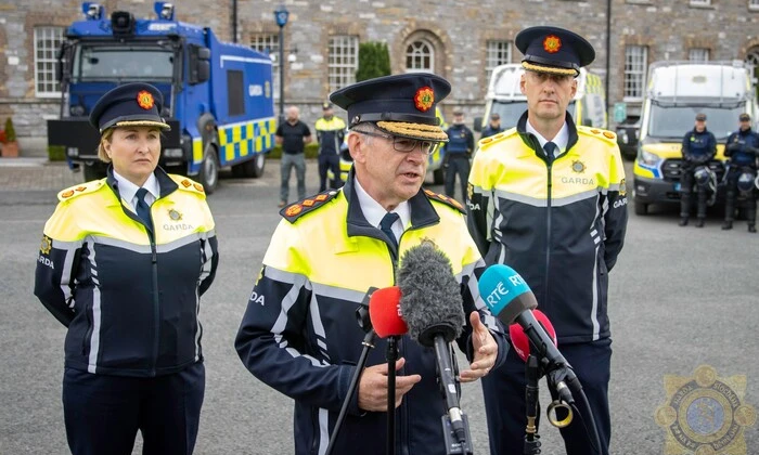 Жартівник з манекеном та кетчупом