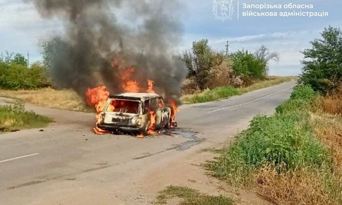 Автомобиль под обстрелом в Запорожском районе