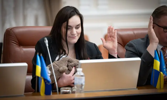 Tetiana Berezhna with her daughter at the meeting