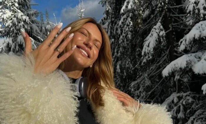 Леся Нікітюк прогулюється в білому весільному вбранні