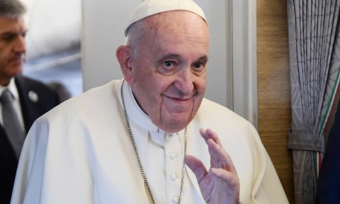 Засмаді зображення Папи Римського у Ватикані