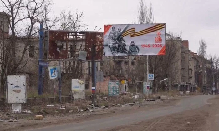Готовя к Дню Победы, оккупанты разрушают Бахмут (фото)