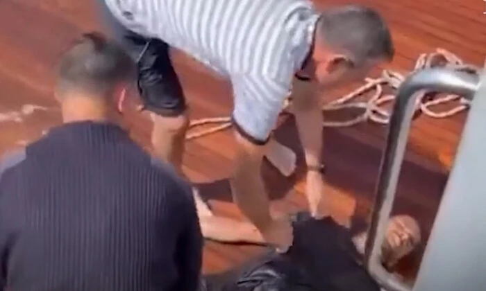 Мігрант на надувному колі в океані