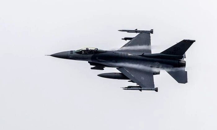 Украинские истребители F-16 в полете
