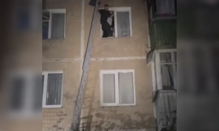 Дитина падає з п'ятого поверху