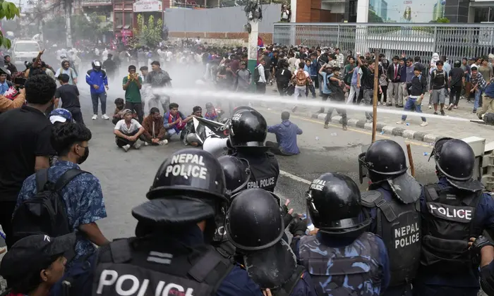Поліція відкриває вогонь по мітингувальникам в Непалі