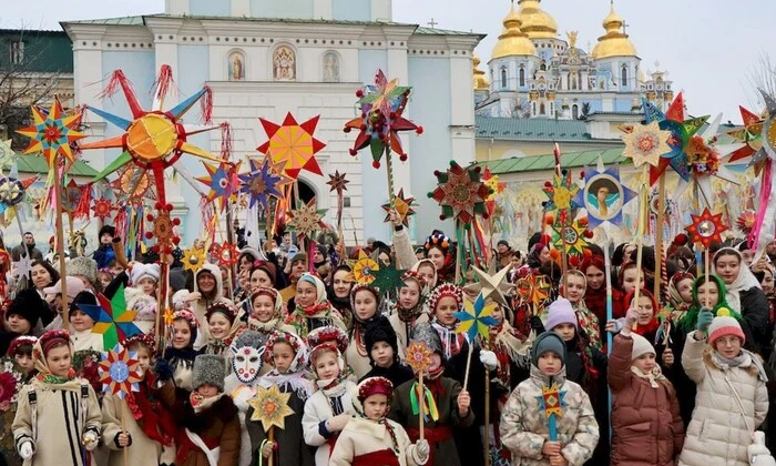 Christmas procession with stars in 15 communities