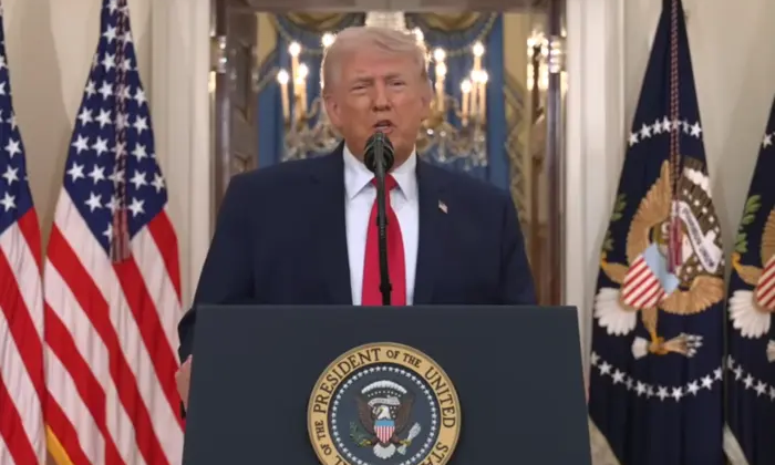 Трамп виступає на прес-конференції