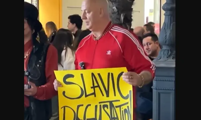 Потап засвітився у Валенсії з плакатом та сумкою