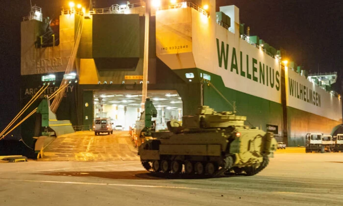 Американські військові кораблі виходять в море