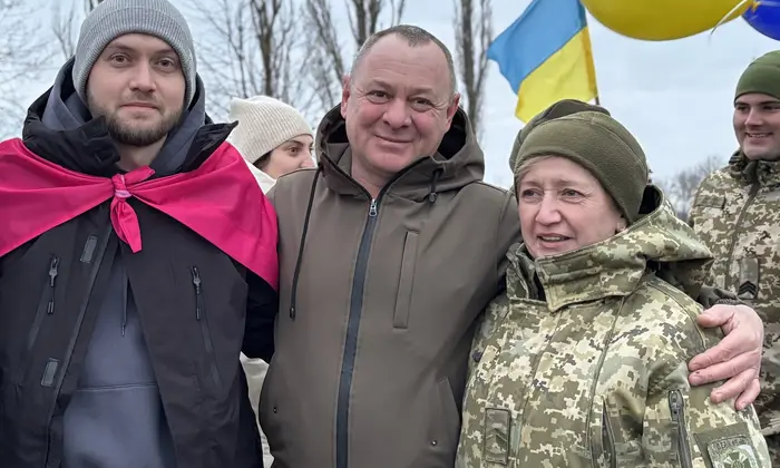 Звільнений боєць зустрічається з рідними