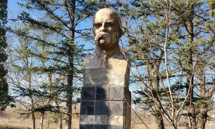 Памятник Шевченко в селе Винницкой области