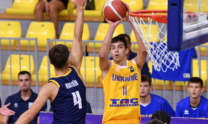 Сборная Украины U-20 проигрывает Латвии