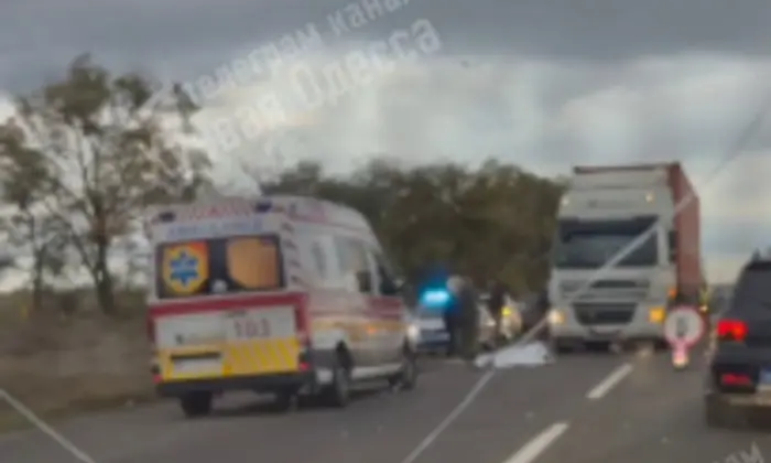 Вантажівка протаранила блокпост під Одесою