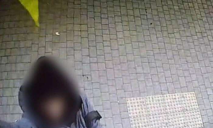 Женщина сорвала флаг Украины