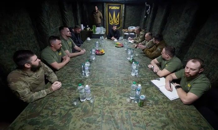 Зеленский слушает доклад военных