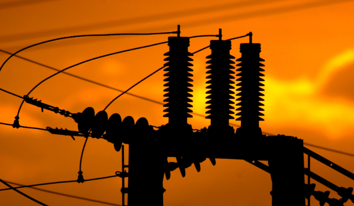 Політична криза у Європі, на задньому плані горять електричні лінії