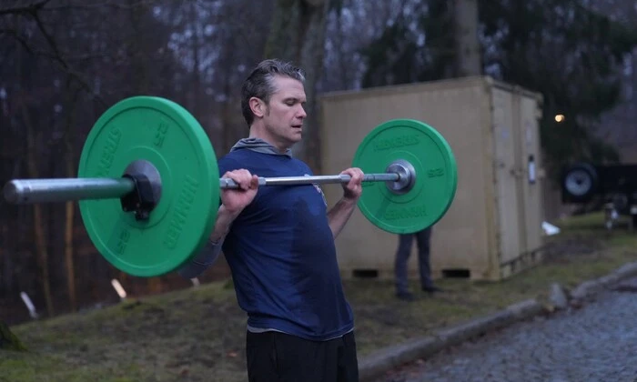 Міністр оборони США з футболою