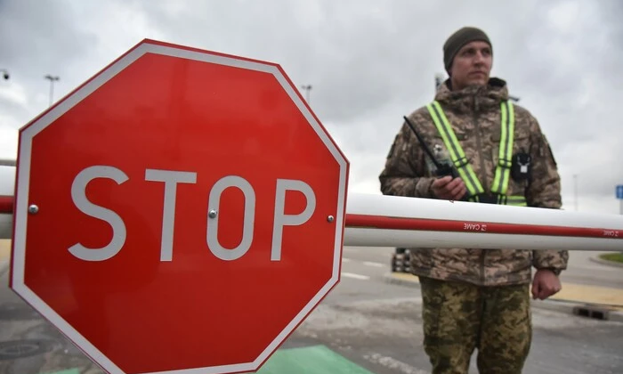Паспорт та багаж на пункті пропуску