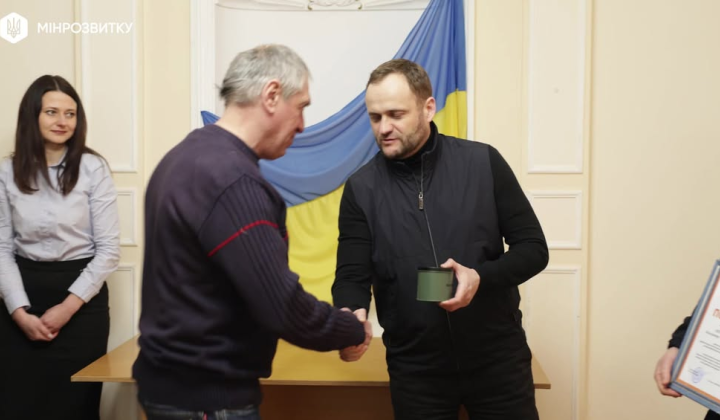 Deputy Prime Minister Kuleba awarded railway workers of Sumy region for restoring infrastructure under shelling